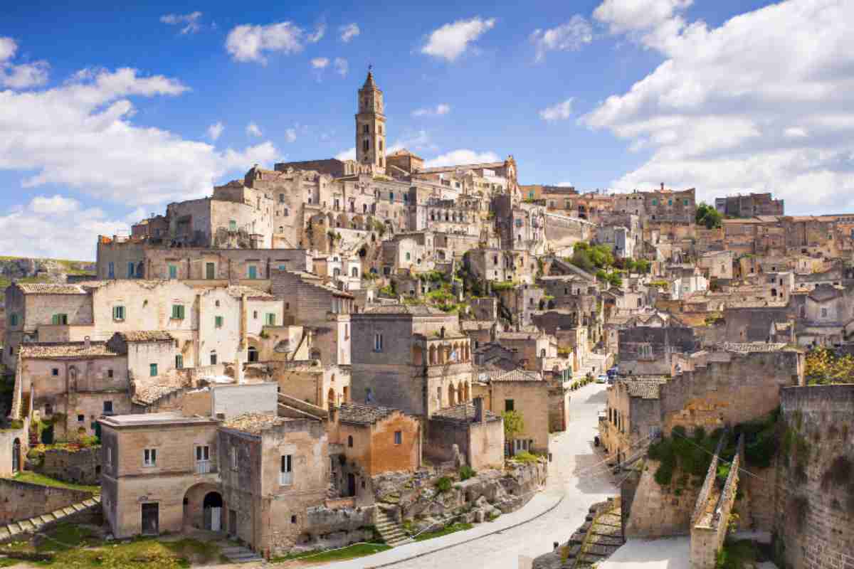 Matera, in Basilicata, è conosciuta per i suoi "sassi", antiche abitazioni scavate nella roccia,