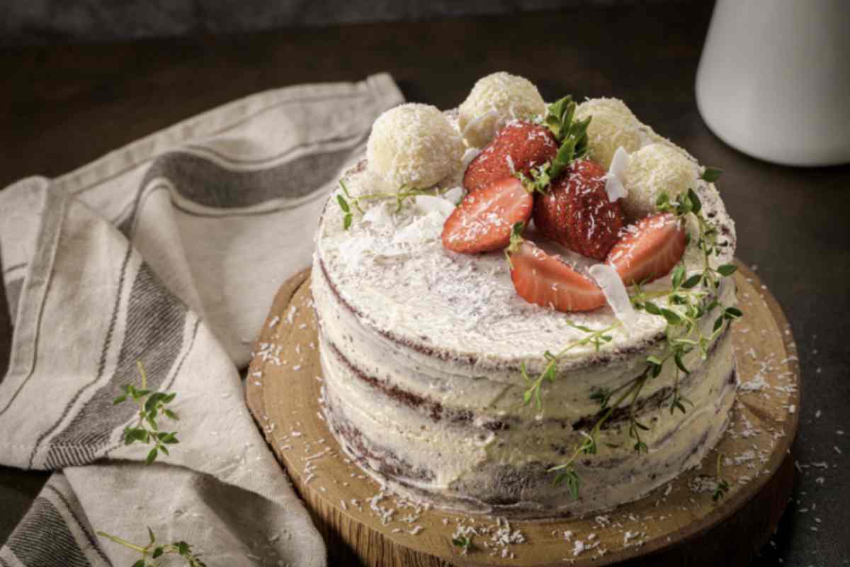 Questo dolce con il panettone è un dessert che porta una ventata di freschezza e originalità sulle tavole durante le festività natalizie.