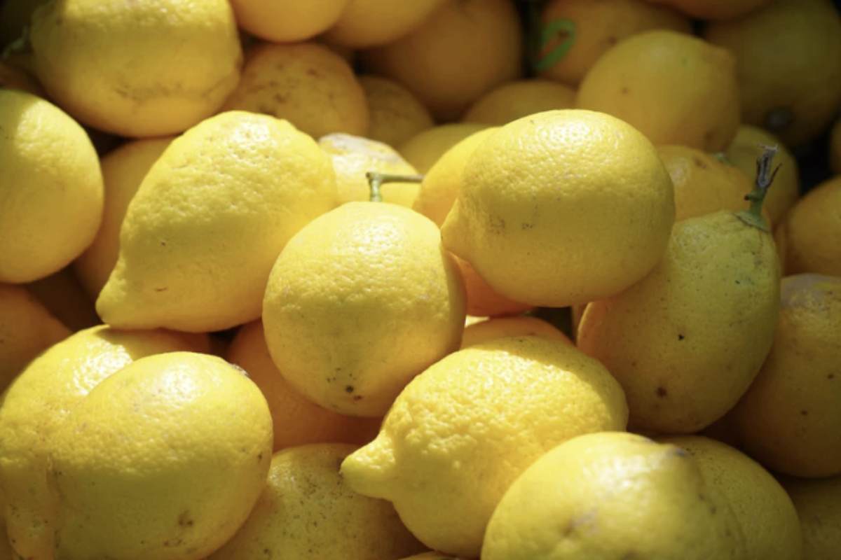 Oltre a combattere l’umidità, il limone è un potente deodorante naturale.