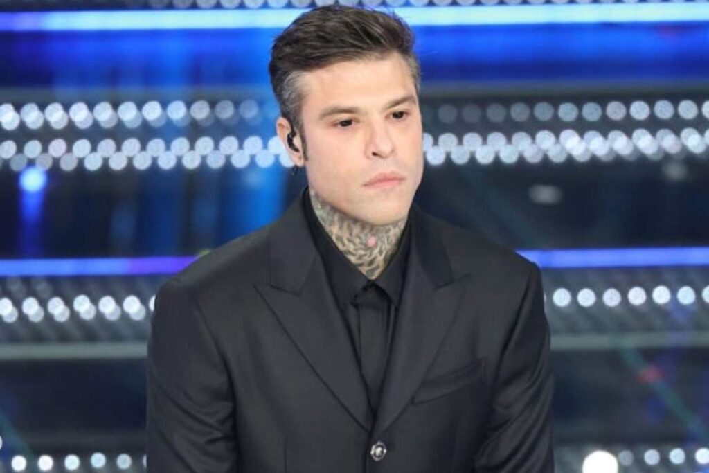 Fedez con occhi neri a Sanremo