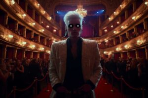 Fedez incanta il red carpet di Sanremo con uno sguardo misterioso: le teorie sul suo look