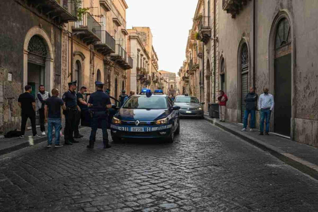 Scoperto con la droga nel parrucchino: l'impatto contro l'auto dei carabinieri svela tutto