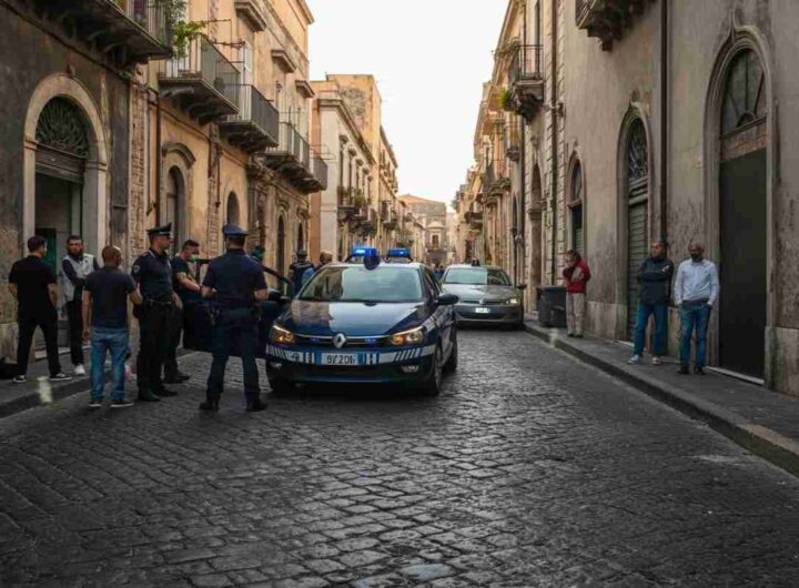 Scoperto con la droga nel parrucchino: l'impatto contro l'auto dei carabinieri svela tutto