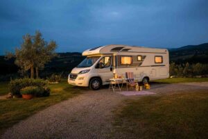 Tragedia in camper: padre muore avvelenato dal monossido mentre vegliava sulla figlia in ospedale